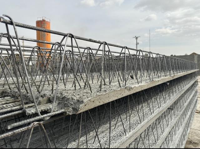 تیرچه بتنی 4/1 متری با ضخامت پاشنه 5 سانتی و عرض پاشنه 14 سانتی متر