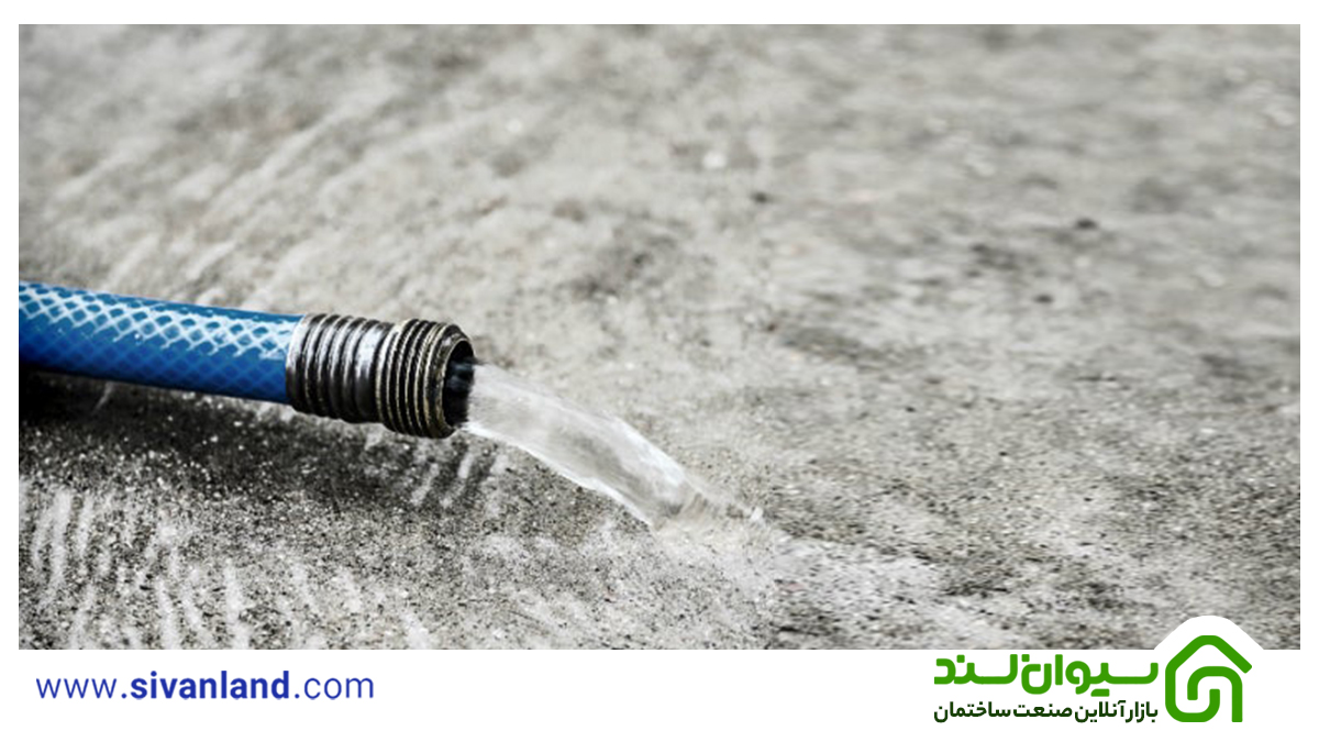 ۶ علت مهم ترک خوردن سیمان سفید و پودر سنگ 4 4 آب دادن به سیمان