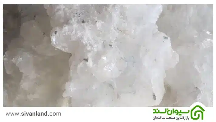 گچ مرمر مقاومت خوبی در برابر رطوبت دارد، دیرگیر است، سختی بالایی دارد و می‌توان از آن در نمای بیرونی ساختمان استفاده کرد