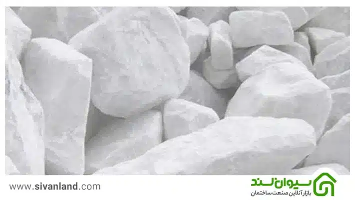 گچ ژیپس به صورت متبلور است و رنگ سفیدی دارد